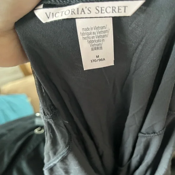 🚫SOLD🚫EUC Victoria’s Secret Gray V-neck Plunge Slip - Picture 4 of 5